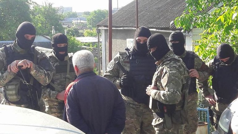 Шукали зброю. Силовики "ЛНР" провели обшук у Будинку молитви - фото 1