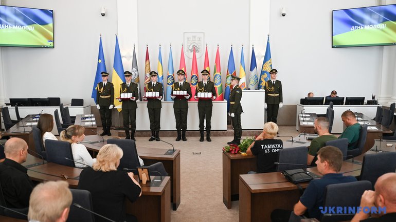 У Львові посмертно нагородили 30 захисників «Почесним знаком святого Юрія» за оборону України - фото 1
