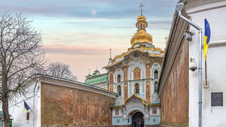 Святі ворота Лаври — Троїцька надбрамна церква  - фото 1