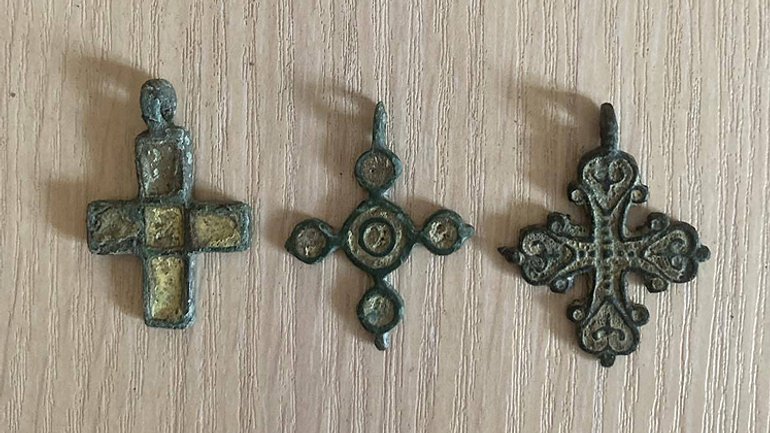До Львівського історичного музею митники передали натільні хрестики періоду Русі - фото 1