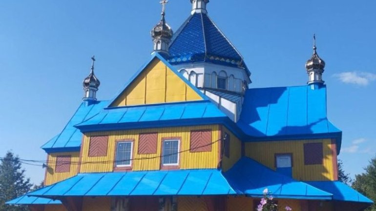 На Тернопільщині відреставрували 135-річну церкву та помалювали у синьо-жовті кольори - фото 1