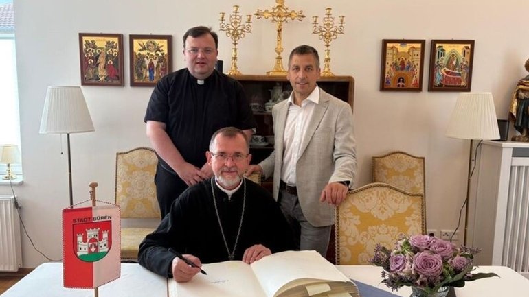 A symbol of solidarity with Ukrainians: UGCC bishop entered in the Golden Book of the city of Büren, Germany - фото 1