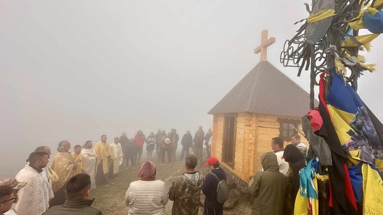 У Карпатах на горі Петрос встановили капличку - фото 1