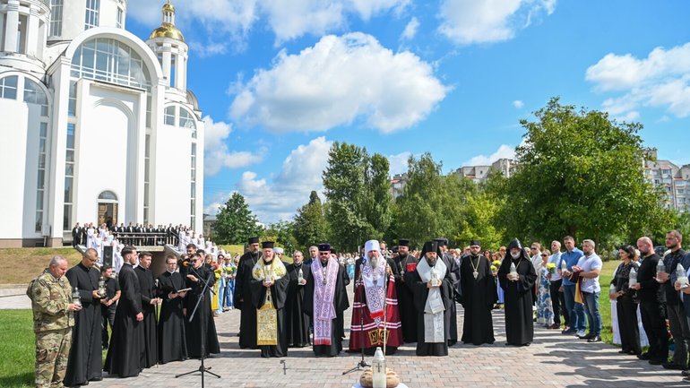 Предстоятель ПЦУ в Бучі помолився за вбитих окупантами мирних мешканців та захисників України - фото 1