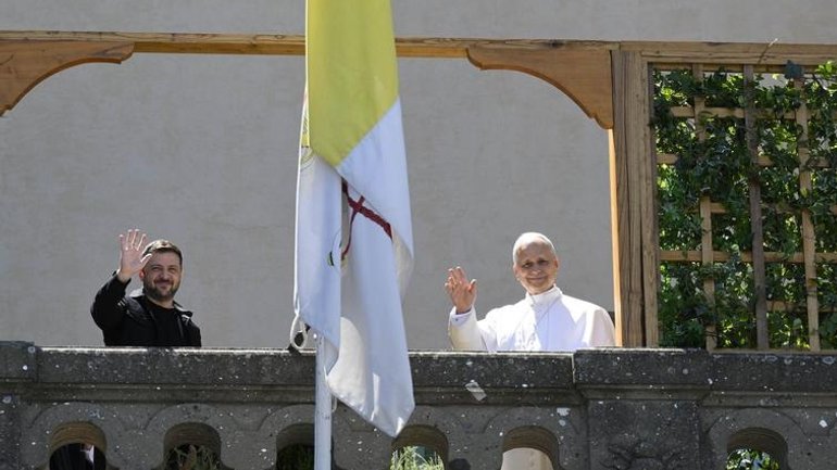 Лео XIV і президент України Володимир Зеленський вітають з папської резиденції в Кастель Гандольфо 9 липня 2025 року. - фото 1