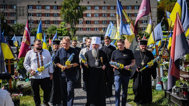 Митрополит Епіфаній на Личаківському кладовищі у Львові вшанував пам’ять полеглих захисників України - фото 1
