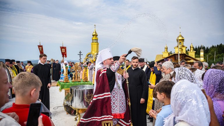 Предстоятель ПЦУ на Львівщині заклав камінь під новий храм та очолив паломництво до місця появи Богородиці - фото 1