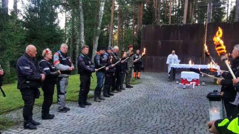 Польським байкерам, які помолились біля меморіалу жертвам НКВС, заборонили в'їзд на Росію - фото 1
