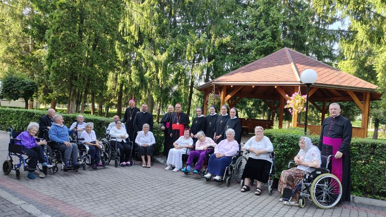 Кардинал Сепе у Львові зустрівся з семінаристами, волонтерами, ветеранами і біженцями - фото 1