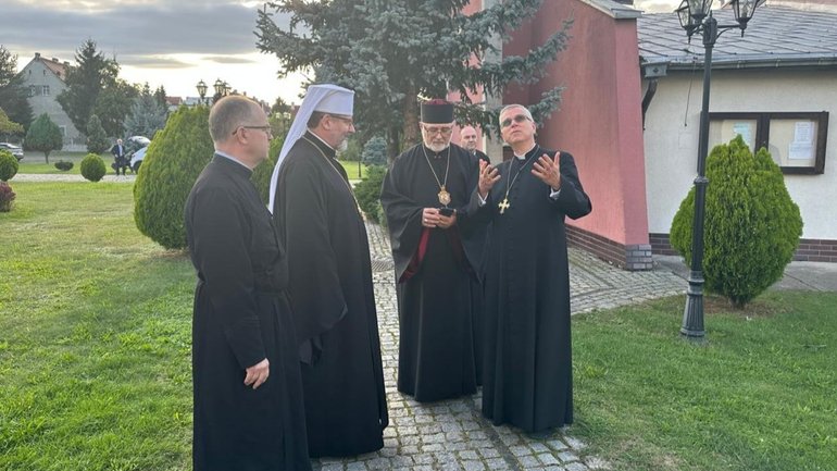 Глава УГКЦ відвідав парафію у Лігниці, де з купола храму зрізали хрест - фото 1