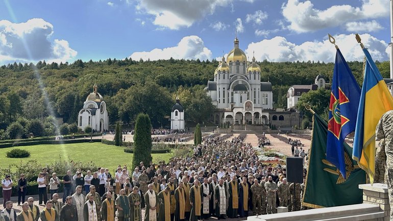 Військові, ветерани, капелани та родини героїв зібралися у Зарваниці на Всеукраїнську прощу надії - фото 1