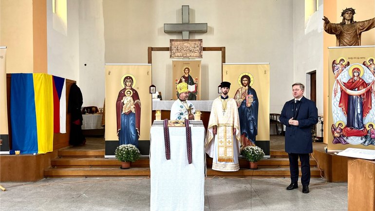 У Празі відбувся молебень ПЦУ за українських захисників і жертв агресії РФ - фото 1