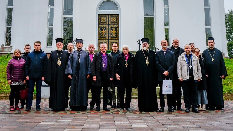 Екуменічна делегація християнських Церков Нордичних країн в Бучі вшанувала памʼять жертв російської агресії - фото 1