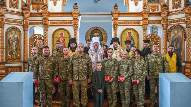 Предстоятель ПЦУ нагородив чернівецьких нацгвардійців медалями «Хрест Свободи» - фото 1