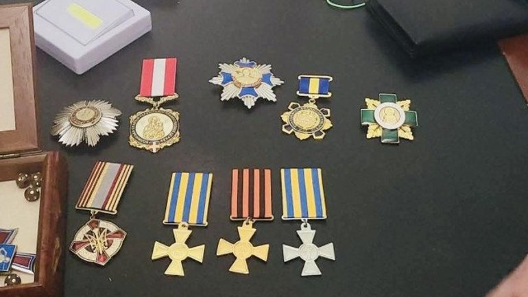 Російський герб та ікона з монархістом: історик прокоментував знахідки в Успенському соборі у Володимирі - фото 1