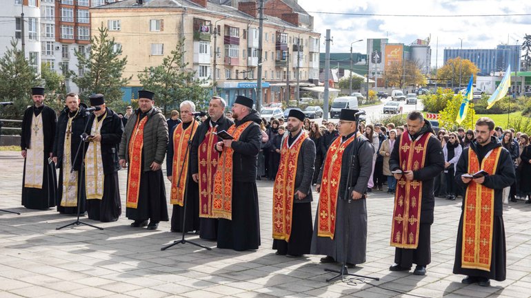 На Європейській площі громада Івано-Франківська молилася за упокій Степана Бандери - фото 1
