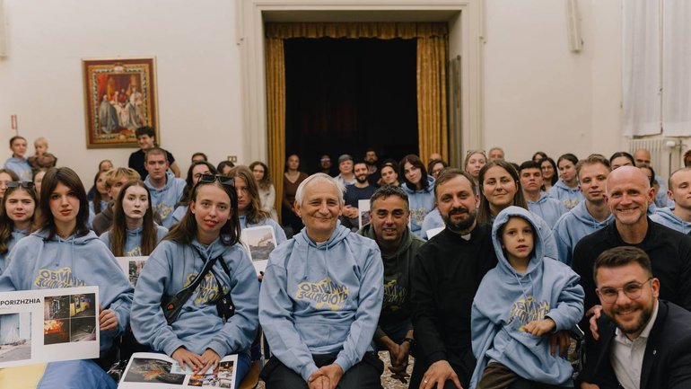 Українська молодь зустрілася з кардиналом Маттео Дзуппі під час місії «Обійми зцілюють» - фото 1
