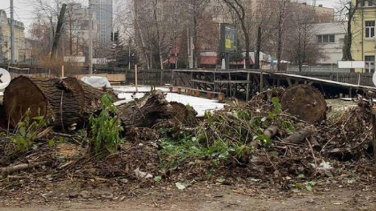 У Києві почали будівництво храму УПЦ МП — замість скверу вирубані дерева - фото 1
