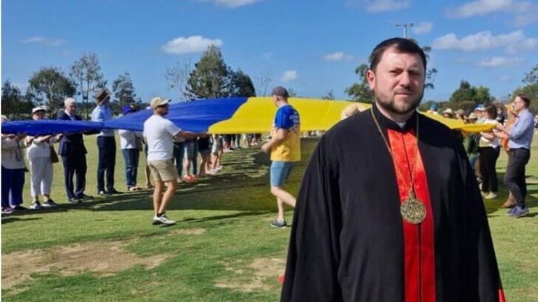 Cardinal Mykola Bychok and community unfurl giant Ukrainian flag in Australia - фото 1