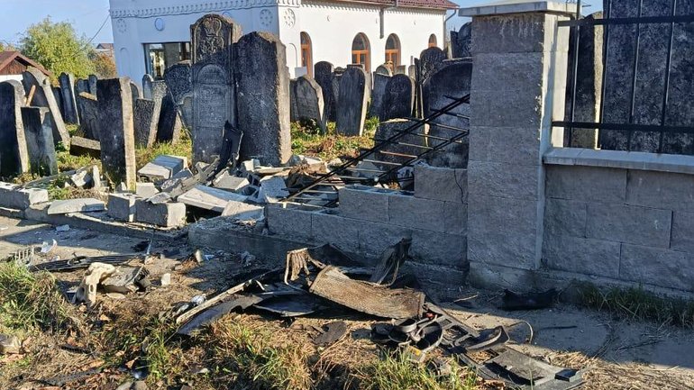На Буковині вандали пошкодили паркан єврейського кладовища - фото 1