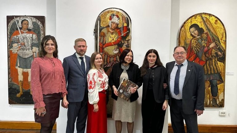 НБУ представив срібну монету "Архангел Михаїл" - фото 1