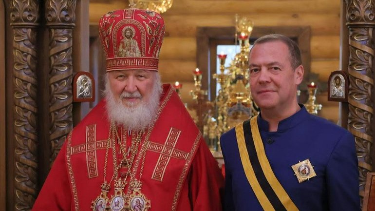 Патріарх Кирил нагородив Медведєва, який погрожує застосувати ядерну зброю - фото 1
