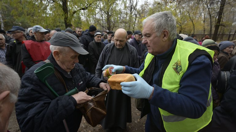 Лицарі Колумба спільно з Братами-альбертинцями роздають хліб та продукти людям, які цього потребують, Запоріжжя, 8 листопада 2025 року - фото 1