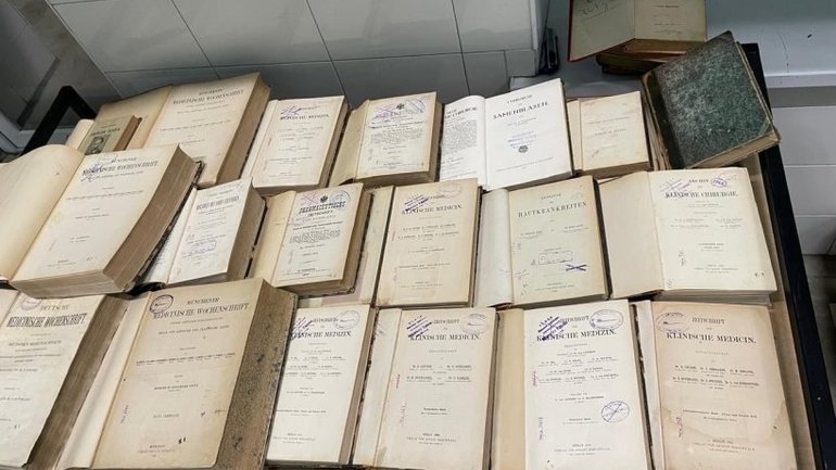 Прикордонники викрили спробу незаконного вивезення з України стародруків - фото 1