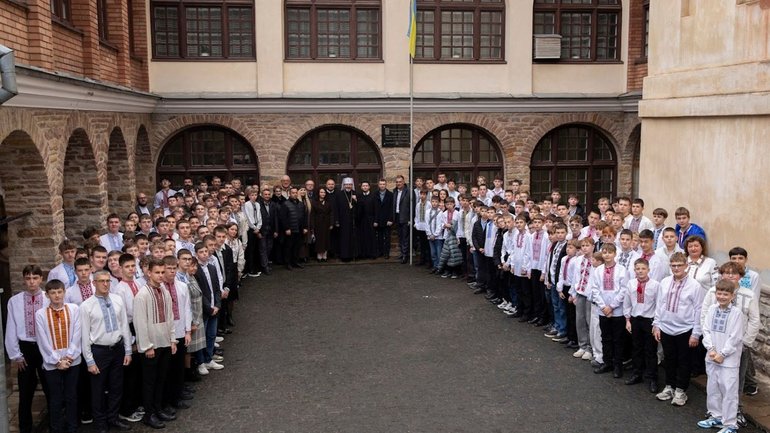 Глава УГКЦ до учнів Бучацького ліцею: «Майбутнє нашої Церкви та України намальоване на ваших обличчях» - фото 1