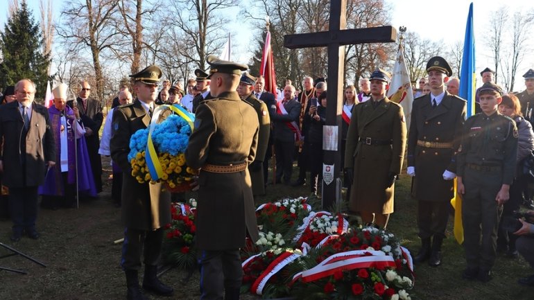 Перепоховання останків польських солдатів спростовує вкиди РФ, що Україна «затягує ексгумацію» - МЗС - фото 1