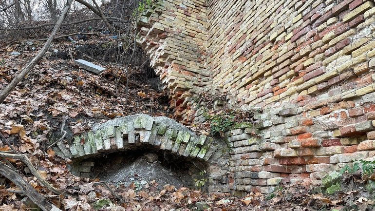 У Києві знайшли ділянку мурів Флорівського монастиря - фото 1