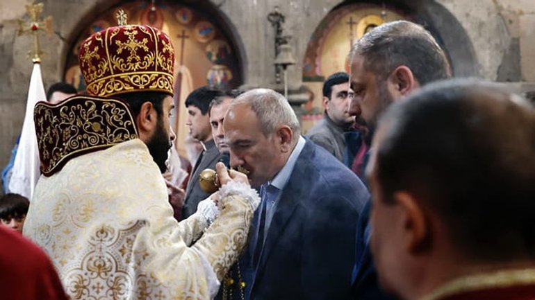 За критику католикоса священника було позбавлено сану. Проте, маючи підтримку уряду, він продовжує служби, на які приходять і сам Пашинян, і члени його уряді, і депутати керівної партії - фото 1