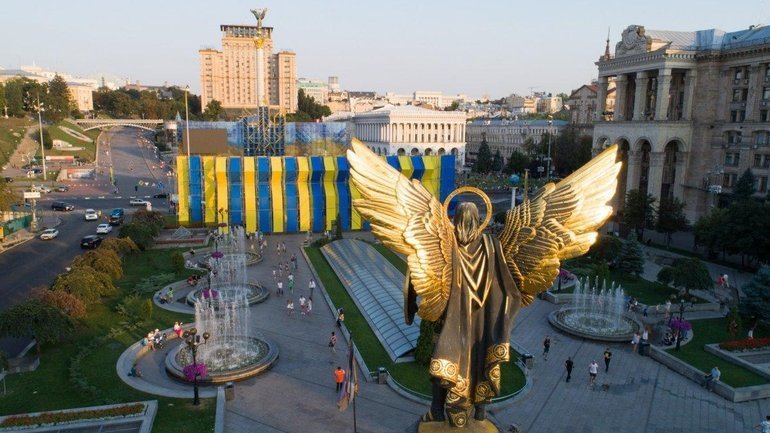 В Украине сегодня День достоинства и свободы: в церквах проходят молебны и панихиды - фото 1