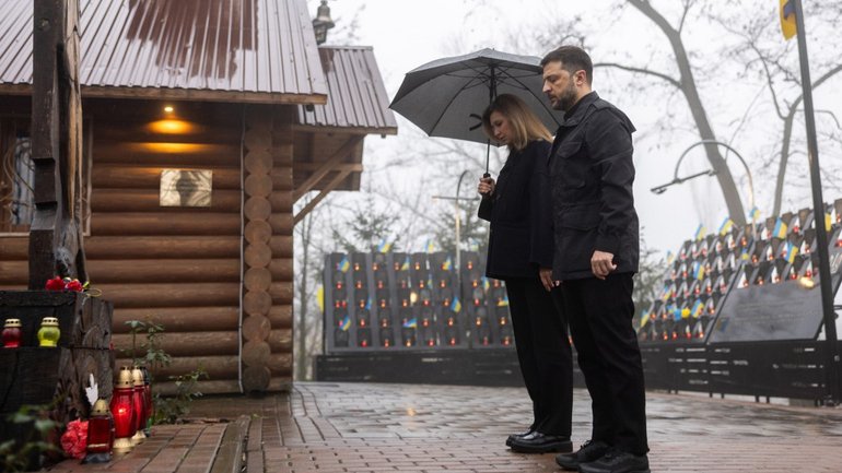 Володимир та Олена Зеленські встановили лампадки до хреста на Алеї Героїв Небесної Сотні - фото 1