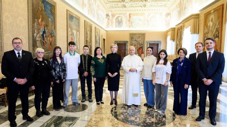 Pope Leo XIV welcomes a group of Ukrainian children who were successfully returned from Russia - фото 1