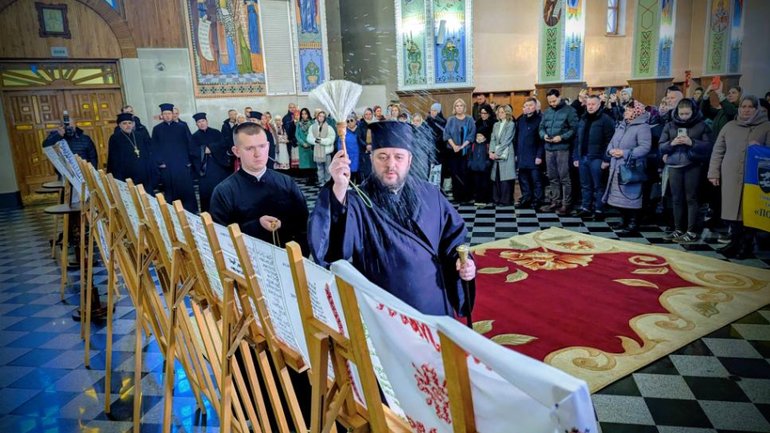 У Свято-Покровському соборі Рівного освятили рушники, вишиті родинами зниклих та полонених - фото 1