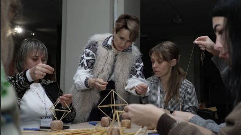У Києві педагогів зі всієї України навчали створювати різдвяні атрибути - фото 1