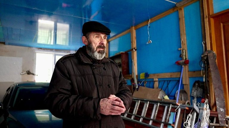 Богдан Комарницький, настоятель храму ПЦУ. Під стіною драбина, якою рятували людей. Суспільне Тернопіль - фото 1