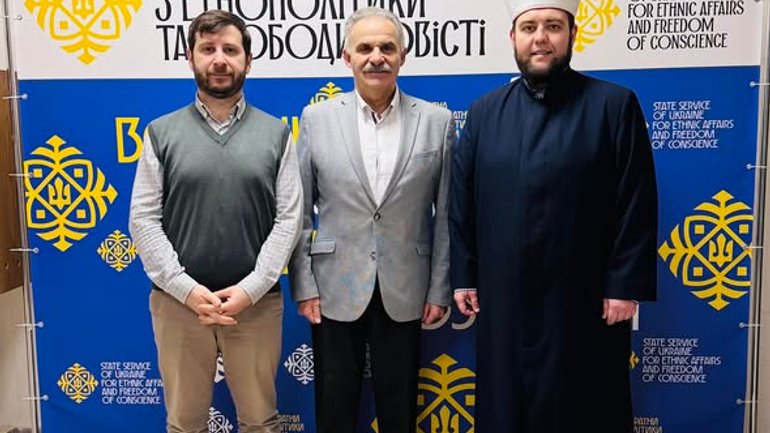 Муфтій Мурат Сулейманов презентував голові ДЕСС «Атлас ісламської культури» - фото 1