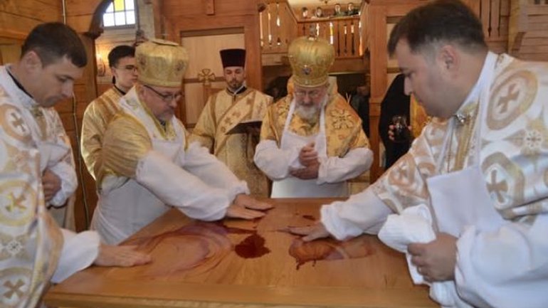 На полігоні освятили дерев'яну церкву, яку УКУ подарував військовим капеланам - фото 1