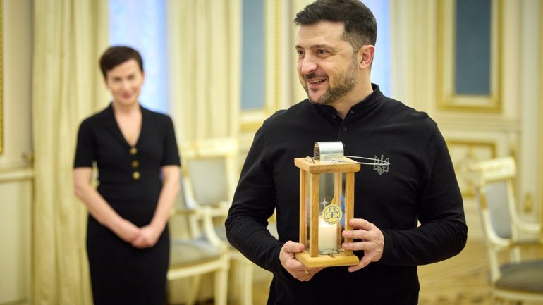 Представники скаутських організацій передали президенту Вифлеємський вогонь - фото 1