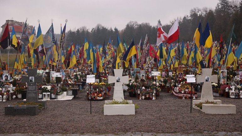 У Львові встановили зразки намогильних плит меморіалу Героїв - фото 1