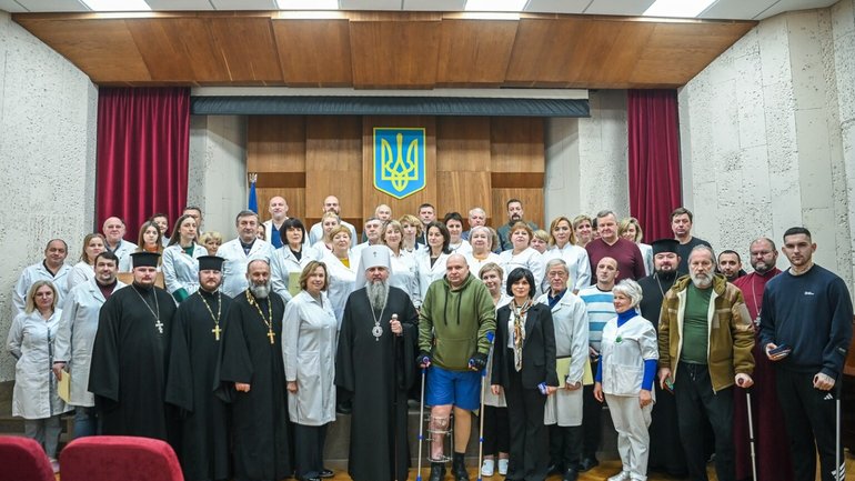 Предстоятель ПЦУ відвідав поранених захисників України та відзначив медиків - фото 1