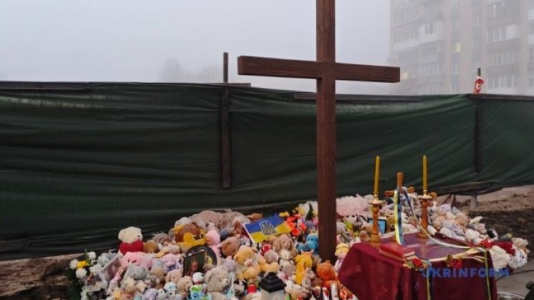 У Тернополі встановили пам'ятний хрест біля зруйнованого росіянами будинку - фото 1