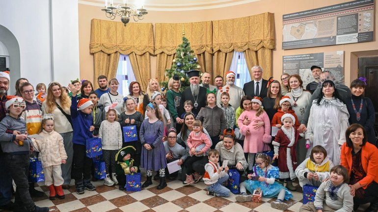 Предстоятель ПЦУ долучився до Різдвяного заходу для дітей із синдромом Дауна - фото 1