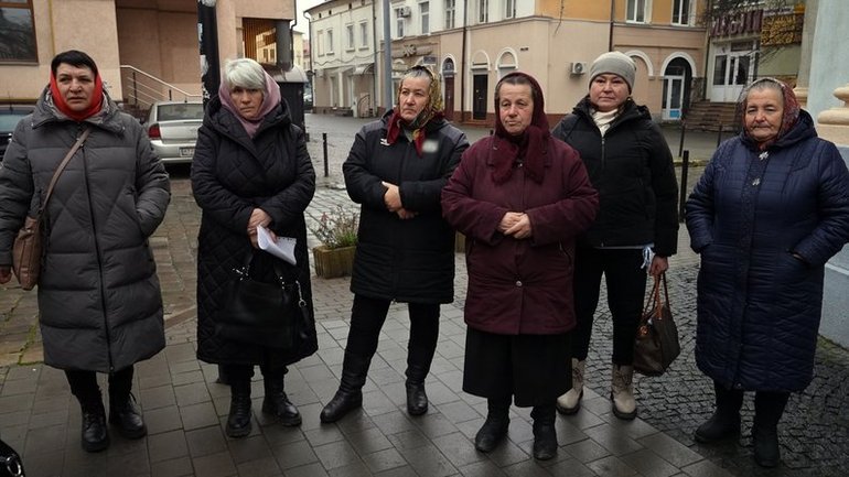 Парафіянки з Космача, які хочуть святкувати Різдво 25 грудня. Суспільне Івано-Франківськ - фото 1