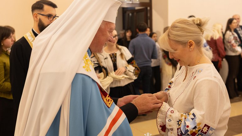На аукціоні у Франківському Католицькому ліцеї зібрали понад мільйон грн для талановитих учнів та ЗСУ - фото 1