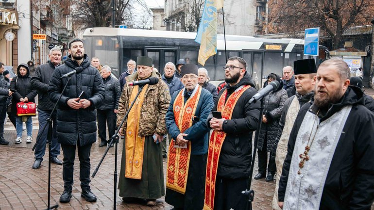 Духовенство УГКЦ та ПЦУ Івано-Франківська вшанувало пам’ять В’ячеслава Чорновола - фото 1