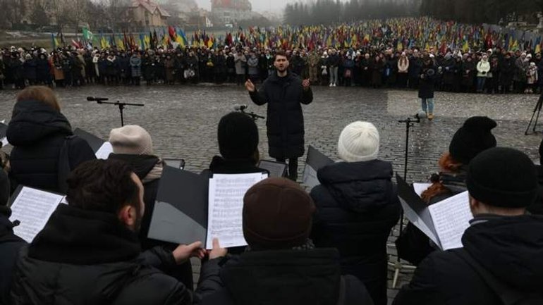 Хор «Гомін» сьогодні виконає скорботну коляду на Личаківському цвинтарі, де поховані Герої України - фото 1