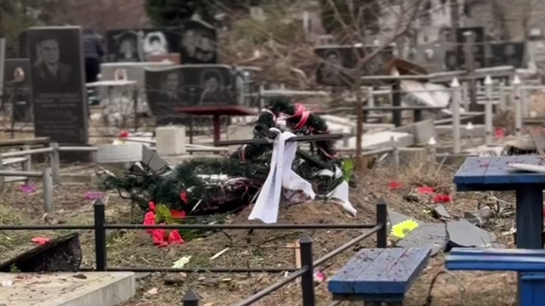 На черкаському цвинтарі унаслідок ворожої атаки пошкоджено понад 150 могил - фото 1